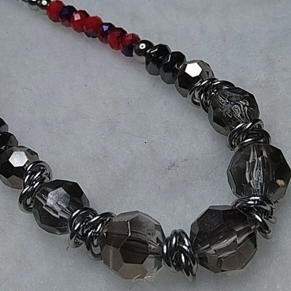 Red‎ and silver graduated faceted beaded necklace